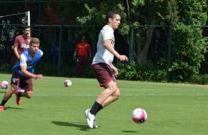 Anderson Martins treina e pode reforçar o São Paulo contra o Bahia
