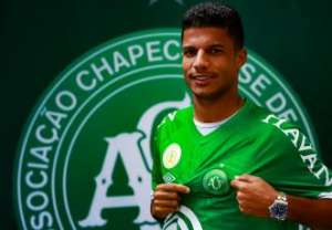 Ex-Goiás, lateral-direito é oficialmente apresentado na Chapecoense