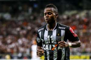 Fábio Santos e Geuvânio ficam fora e Cazares deve ser titular no Atlético-MG