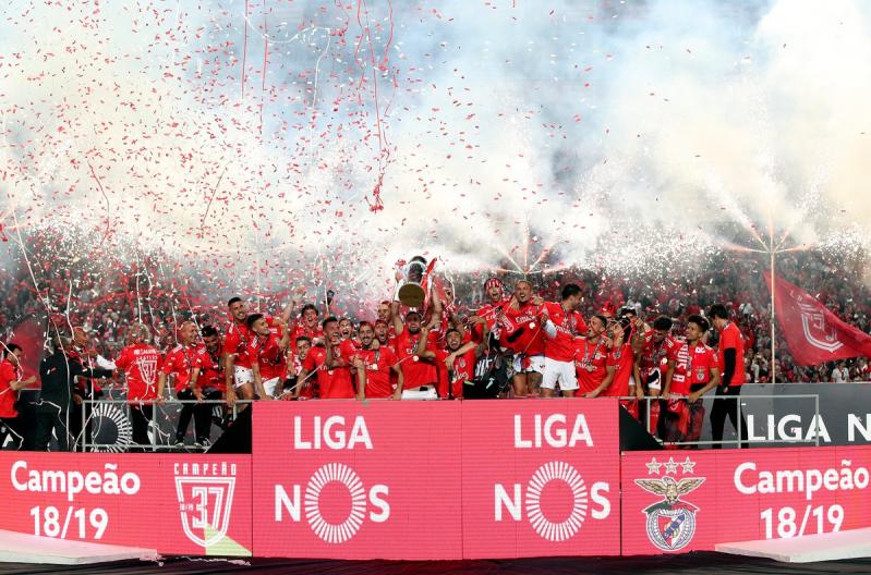 PORTUGUÊS: Benfica goleia em casa e conquista o 37º título