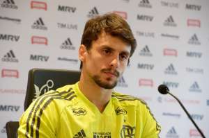 Rodrigo Caio fala que Flamengo perdeu por vacilos e reprova derrota com um a mais