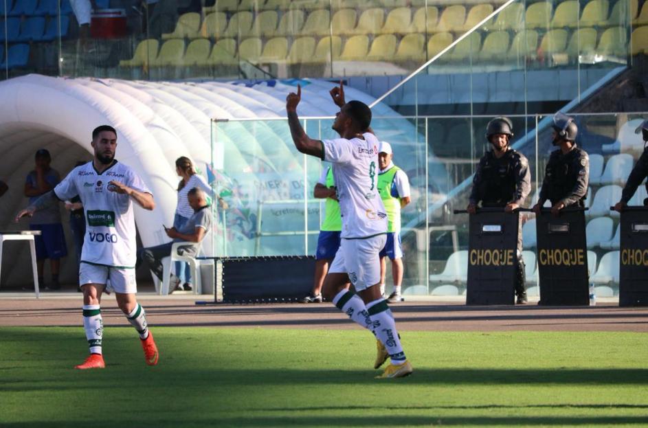 Centroavante Mariotto comemorando o segundo gol em Vitória - Daniel Pasti