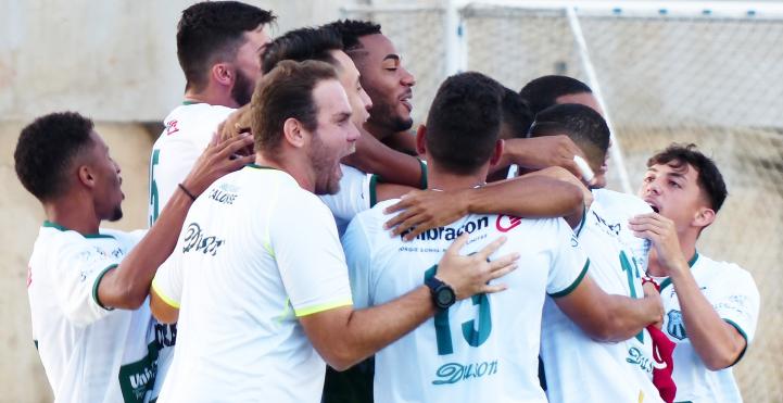 Caldense festeja um dos gols em Vitória