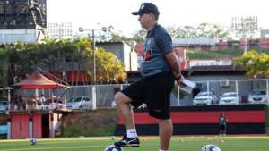 Série B: Cláudio Tencati é demitido do Vitória após derrota para o São Bento