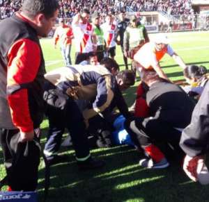 Árbitro passa mal e morre dentro de campo em La Paz. Veja as IMAGENS !