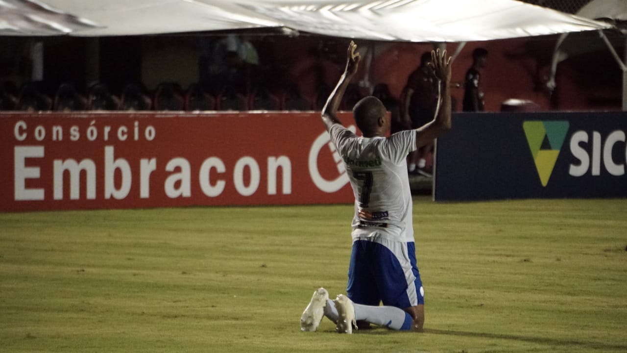 Na luta para largar cocaína, Régis vive em casa de reabilitação e faz gol