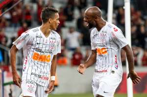 Jadson destaca parceria com Love no Corinthians: 'A gente se entende no olhar'