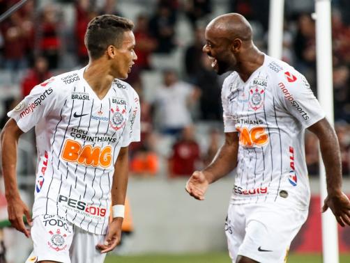 Jadson destaca parceria com Love no Corinthians: 'A gente se entende no olhar'