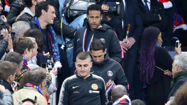 Ocasião em que Neymar agrediu um fã enquanto caminhava pela multidão. (FONTE: Jean Catuffe / Getty Images).