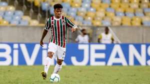 Volante encaminha renovação de contrato com o Fluminense até o fim do ano