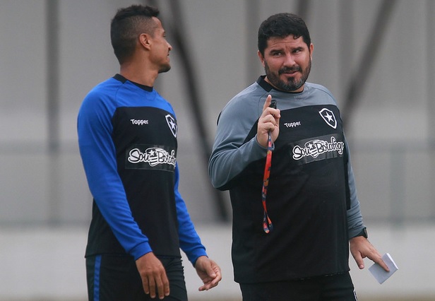 Sul-Americana: Treinador confirma Botafogo com duas alterações no Paraguai