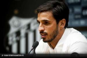 Reintegrado ao elenco, Bryan Ruiz continua com futuro incerto no Santos