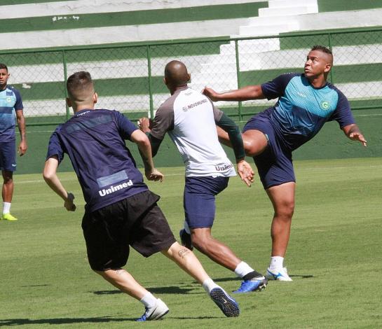 Goiás monta equipe especial para ajudar o atacante Walter a emagrecer