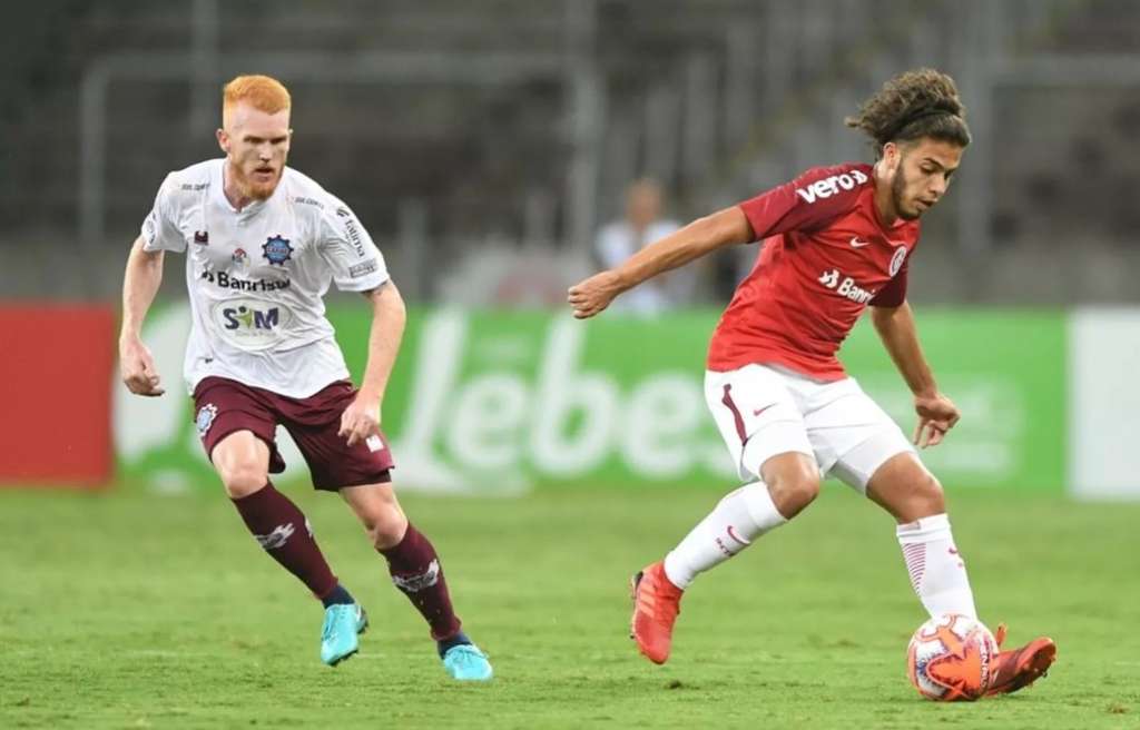 O volante Guilherme Foguinho (à esquerda) vai reforçar o Criciúma após a Copa América (Foto: Ricardo Duarte/Internacional)
