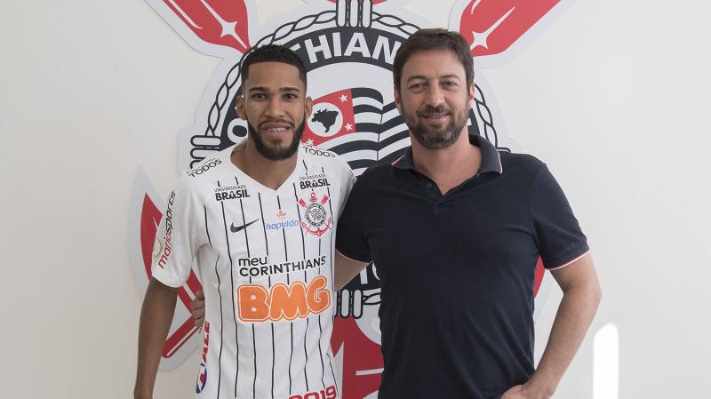 Everaldo (à esquerda) posa ao lado do diretor de futebol Duílio Monteiro Alves (Foto: Daniel Augusto Jr./Corinthians)