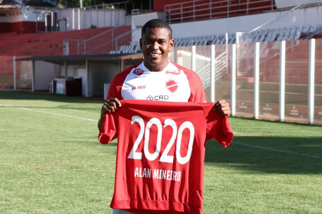 O meia Alan Mineiro teve seu contrato renovado com o Vila Nova (Foto: Douglas Monteiro/Vila Nova)