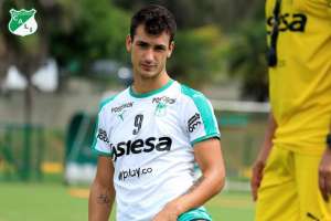 Cuca pede centroavante argentino e lateral-direito à diretoria do São Paulo