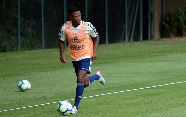 Ex-atacante do Fluminense faz primeiro treino no São Paulo