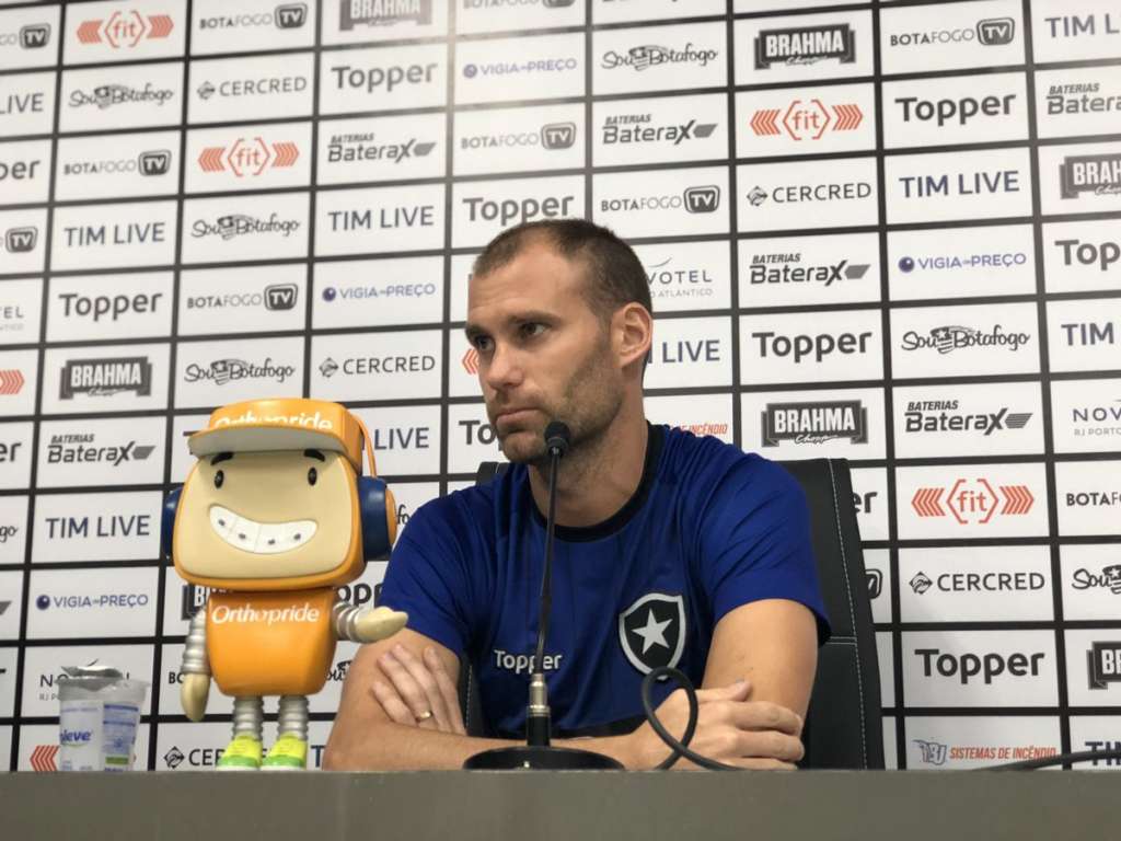 Zagueiro do Botafogo diz não se assustar com o Palmeiras: 'Não é invencível'