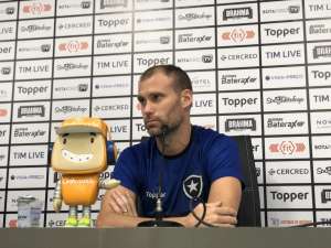 Zagueiro do Botafogo diz não se assustar com o Palmeiras: 'Não é invencível'