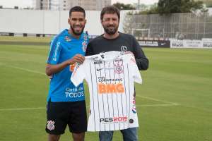 Everaldo pede estreia pelo Corinthians no clássico como presente de aniversário
