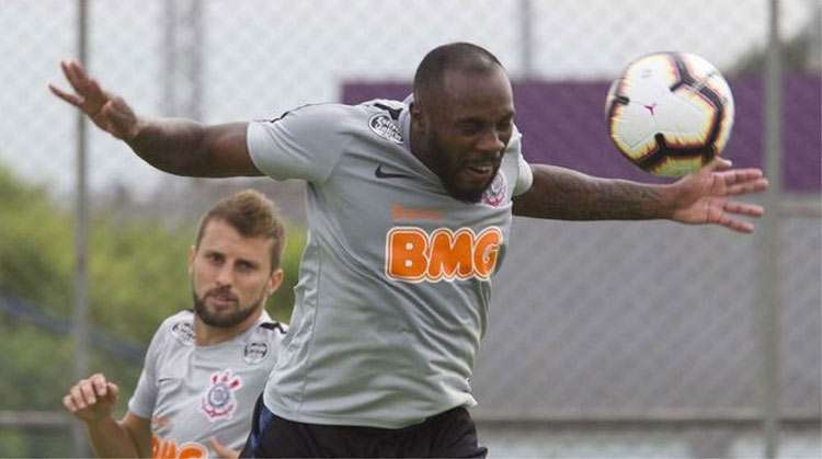 Manoel volta a treinar e reforçará Corinthians no clássico de domingo