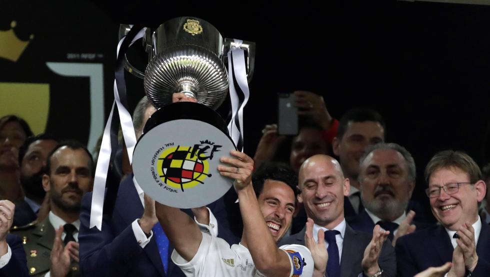 Messi marca, mas Barcelona perde final da Copa do Rei para o Valencia