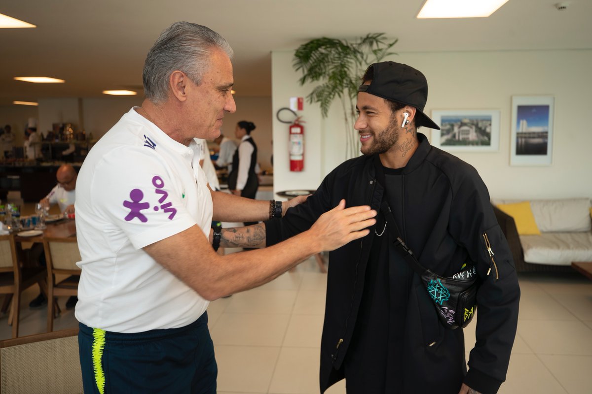 Bem à vontade, Neymar faz primeiro treino com a seleção brasileira em Teresópolis
