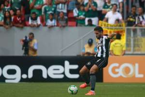 Gabriel admite toque em Deyverson, mas reclama de pênalti marcado pelo VAR