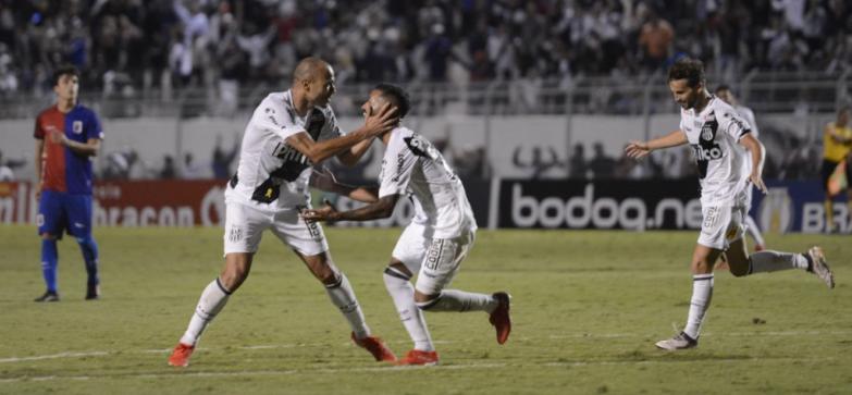 Roger e Marquinhos marcaram dois dos quatro gols da Ponte Preta sobre o Paraná (Foto: Alvaro Jr./Ponte Press)