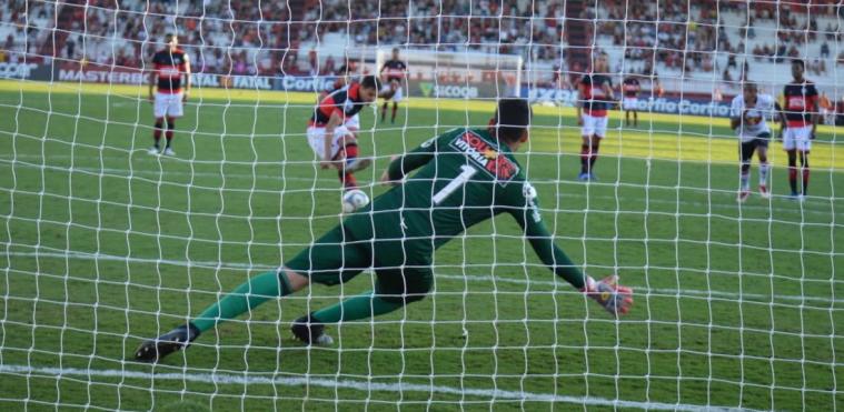 Mike empatou cobrando pênalti