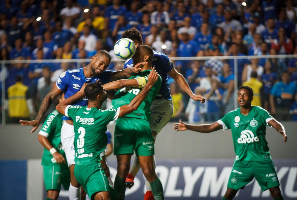 O Cruzeiro abusou das bolas aéreas e facilitou a vida da defesa da Chapecoense (Foto: Vinnicius Silva/Cruzeiro)