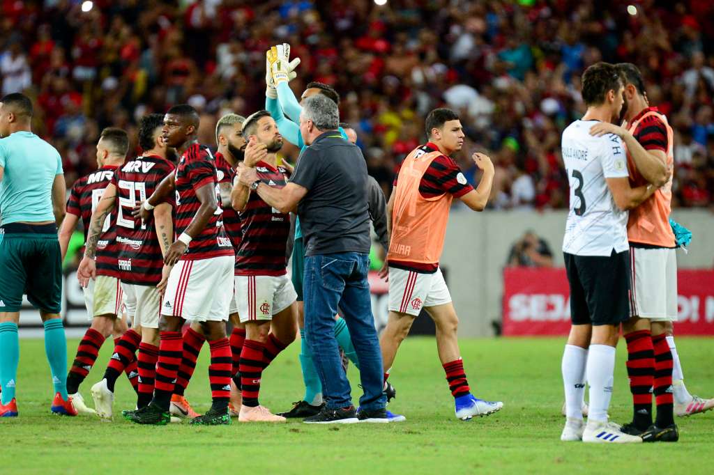 Corinthians mantém freguesia e Flamengo cala 'Fora Abel' no Brasileiro