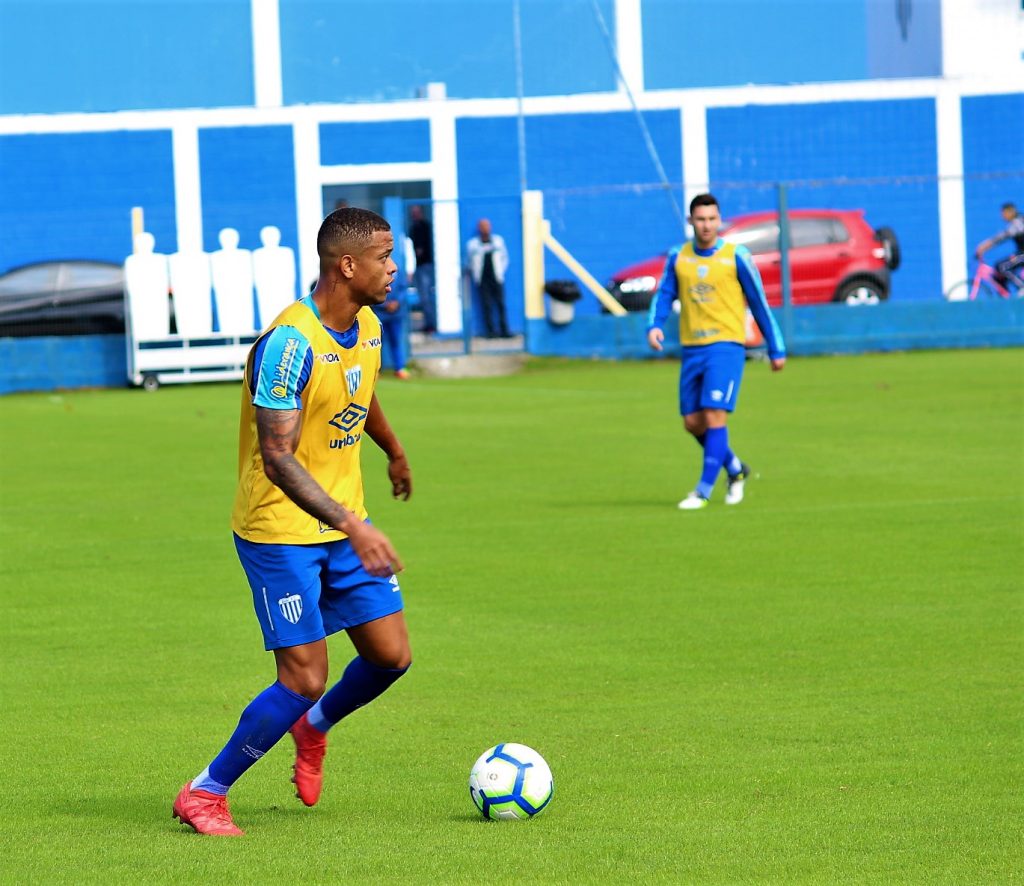 Sem Betão na zaga, Avaí busca a primeira vitória no Brasileirão contra o Ceará