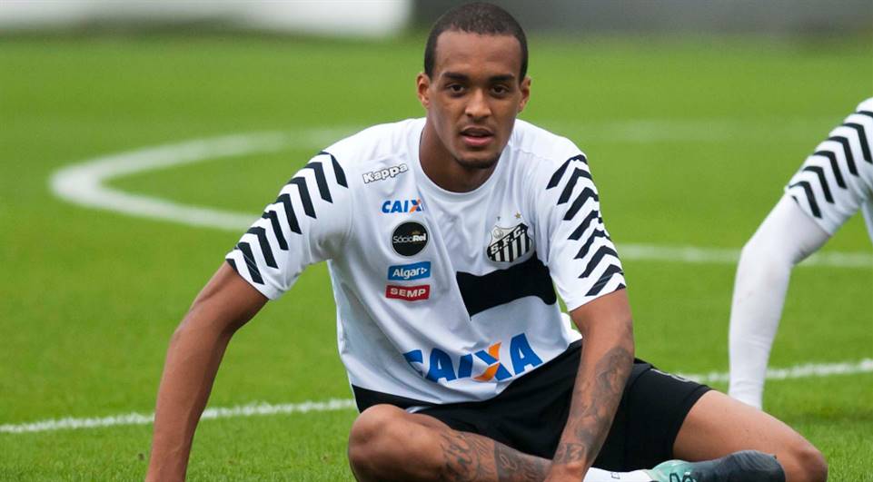 Com poucas opções para a defesa, Athletico sonha com zagueiro de rival do Brasileirão