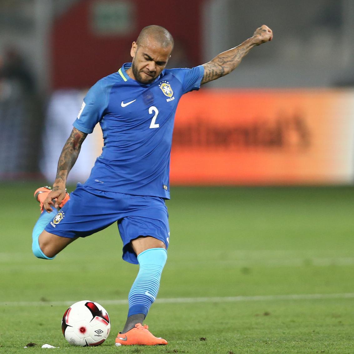 Tite tira braçadeira de Neymar e Daniel Alves será o capitão na Copa América