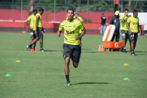 Lateral João Lucas tem situação regularizada e fica apto a estrear pelo Flamengo