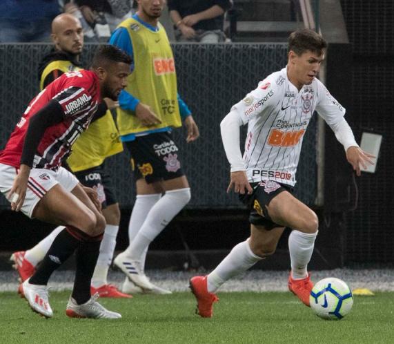 Sem Vital e Pedrinho, Carille procura opções para o lado direito do ataque