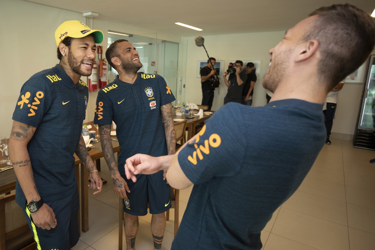 Com reforço de jogadores do Barça e do PSG, seleção volta aos treinos