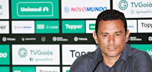 Dirigente critica CBF e revela busca do Goiás por reforços do exterior