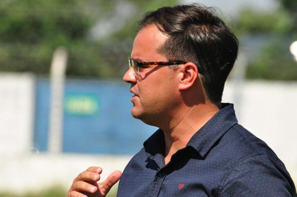 Técnico do Rio Claro, Assumpção traz teoria húngara ao futebol e vence dérbi