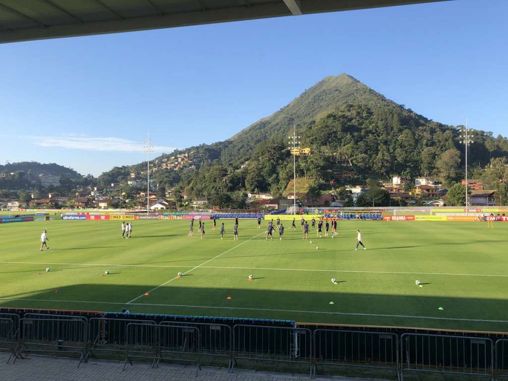 Com dores no joelho, Neymar fica fora de treino da seleção em Teresópolis