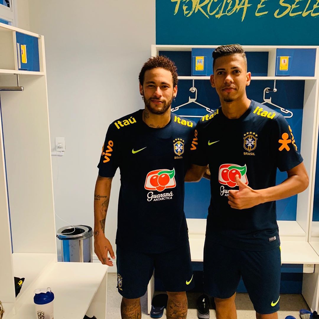 Lateral sub-20 do Cruzeiro dá caneta em Neymar, que é zoado por companheiros. VEJA!