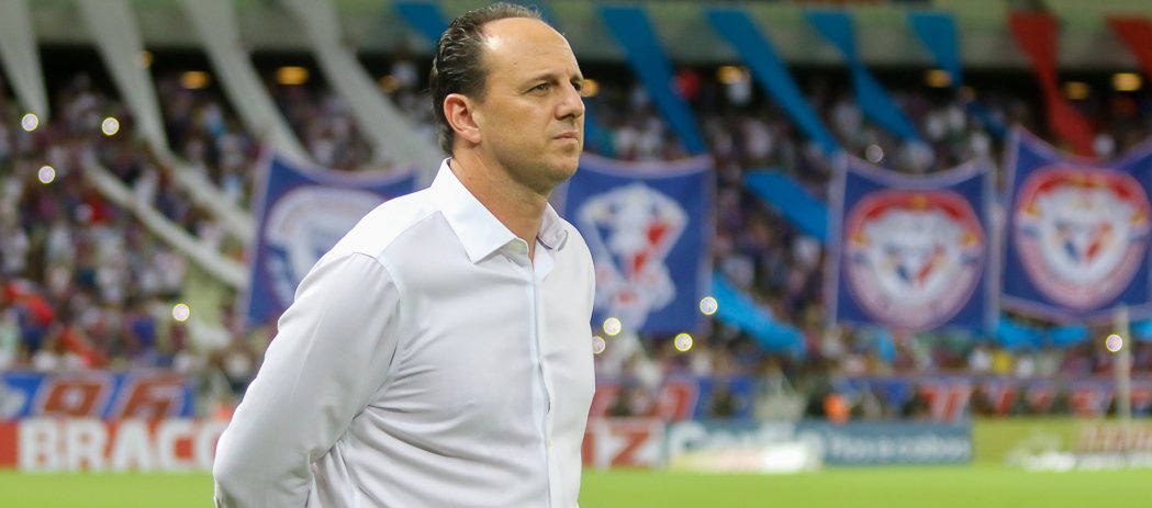 Rogério Ceni comemora outro título inédito e é chamado de papa títulos por Osvaldo