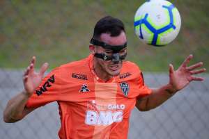 Ricardo Oliveira passa por exame e Réver treina com protetor nasal no Atlético-MG