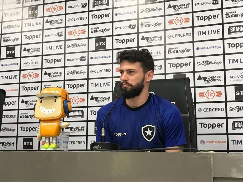 João Paulo garante Botafogo cheio de confiança para o clássico com o Vasco