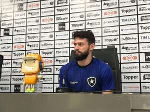 João Paulo garante Botafogo cheio de confiança para o clássico com o Vasco