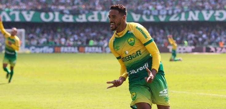 Todinho deverá ganhar novo companheiro de ataque na Série B. (Foto: AsCom / Cuiabá)