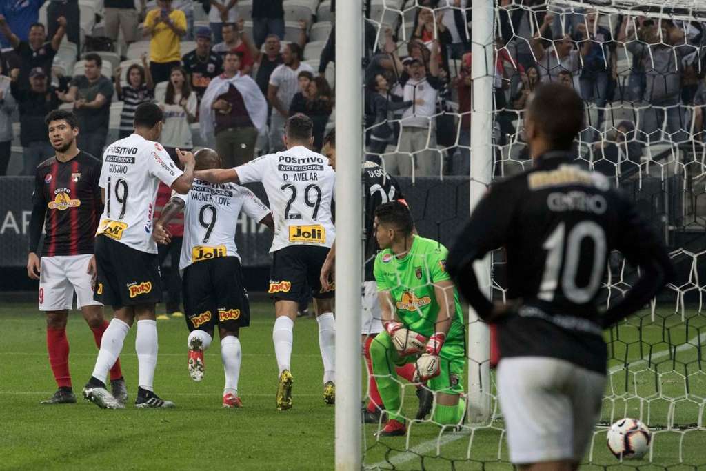 Líder em assistências, Sornoza enfim comemora primeiro gol pelo Corinthians