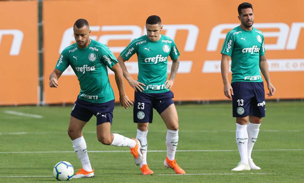 Raphael Veiga (ao centro) e Luan (à direita) estão de volta ao Palmeiras
